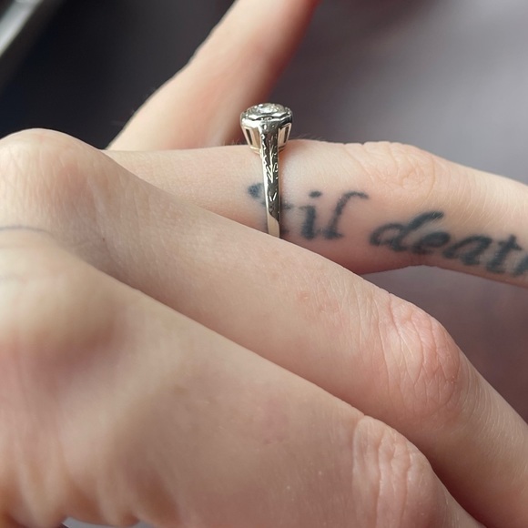 Vintage 18K White Gold Art Deco Etched Solitaire Diamond Ring - Picture 5 of 6